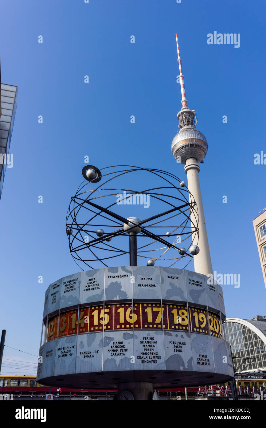 Die Weltzeituhr und den Fernsehturm am Alexanderplatz in Berlin, Deutschland Stockfoto
