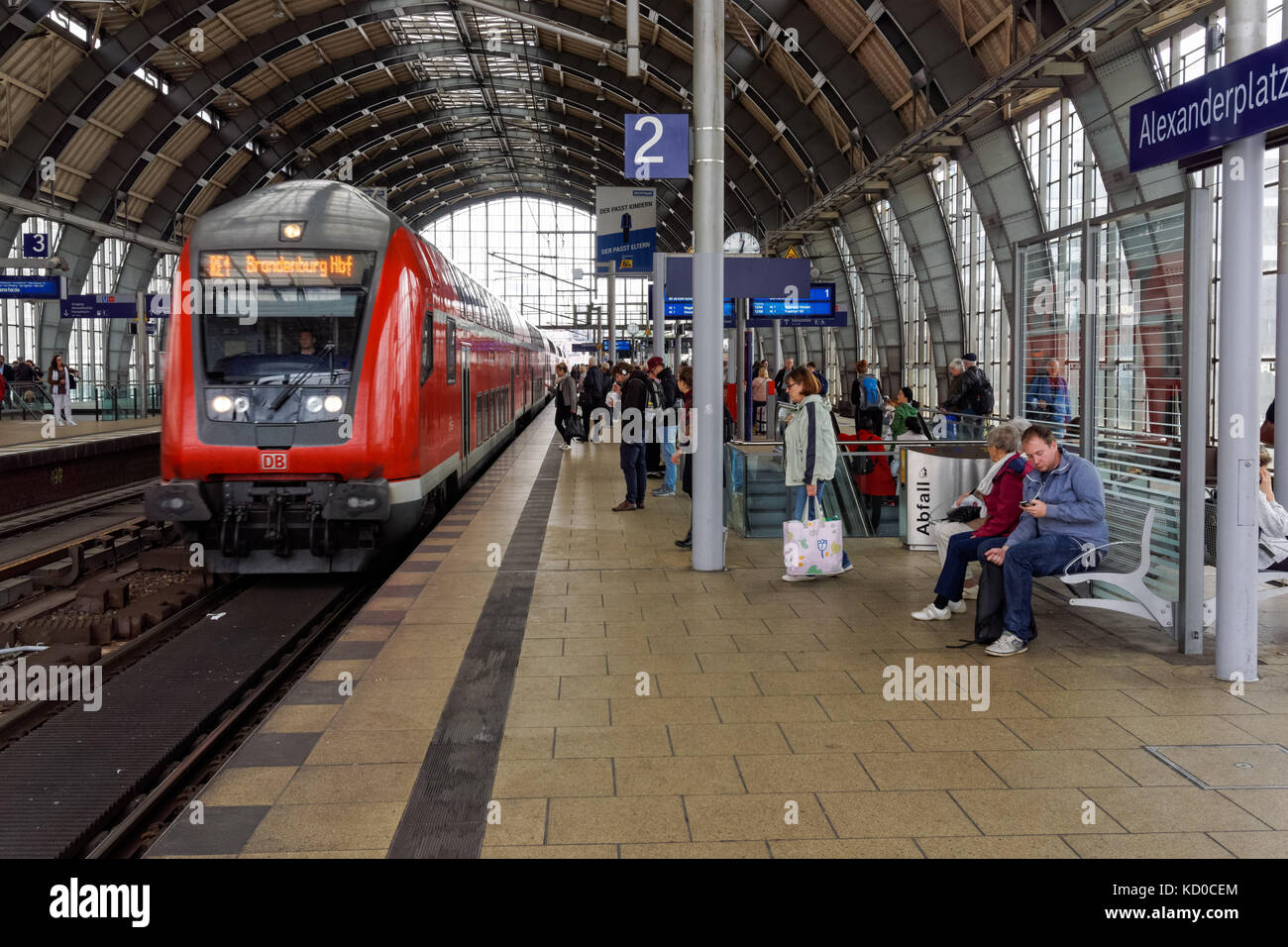 Fahrgäste auf dem Bahnsteig des Bahnhofs Alexanderplatz in Berlin, Deutschland Stockfoto