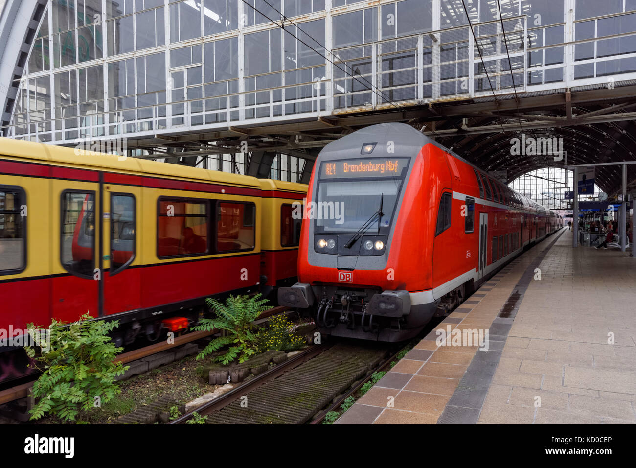 Die S-Bahn am Alexanderplatz in Berlin, Deutschland Stockfoto