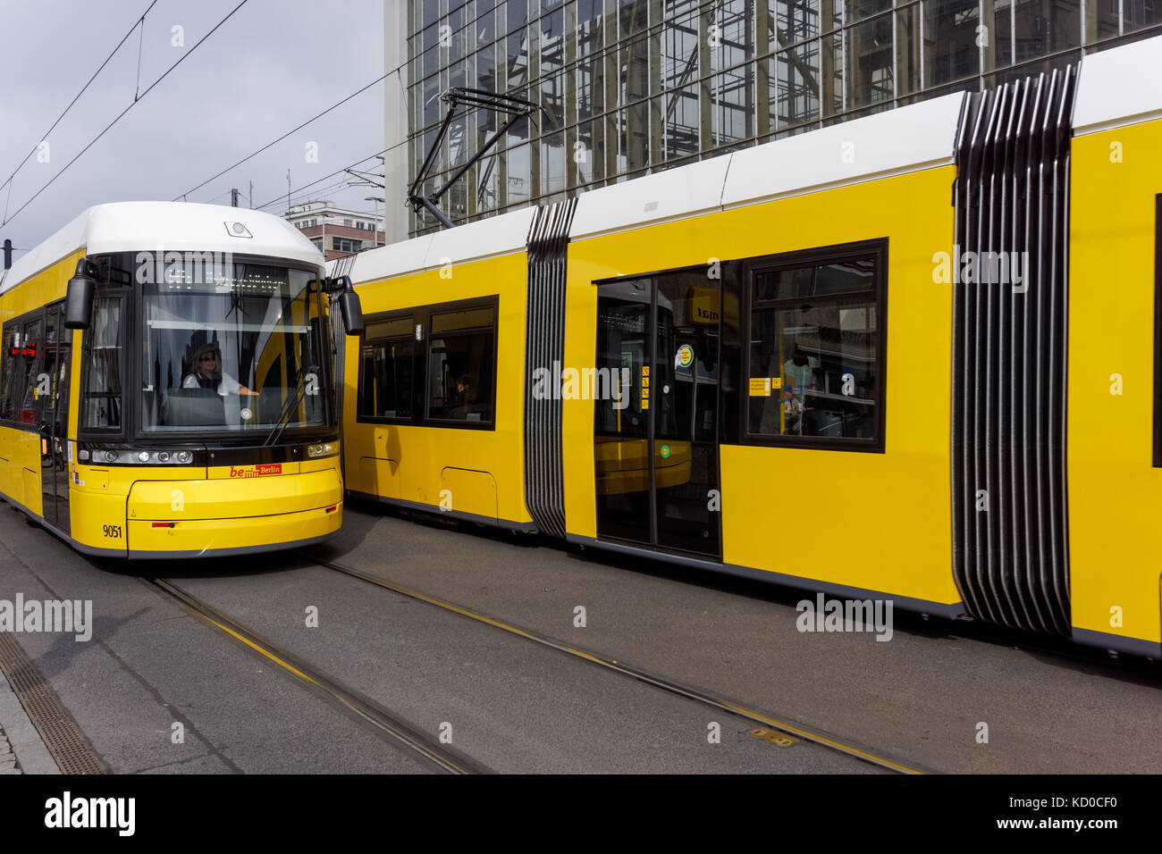 Moderne Straßenbahnen in der Nähe von Alexanderplatz in Berlin, Deutschland Stockfoto