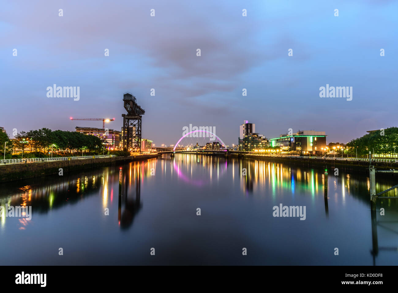 Nachtlichter und die berühmte Clyde Arc Bridge in Glasgow City in Schottland über dem Fluss. Stockfoto