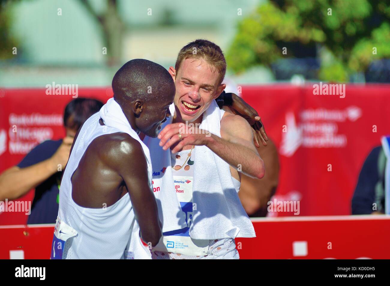 Ein lächelndes Galen Rupp der Vereinigten Staaten, die Runner-up Abel Kirui von Kenia Momente nach Rupp das Chicago Marathon 2017 gewonnen hatte. Stockfoto