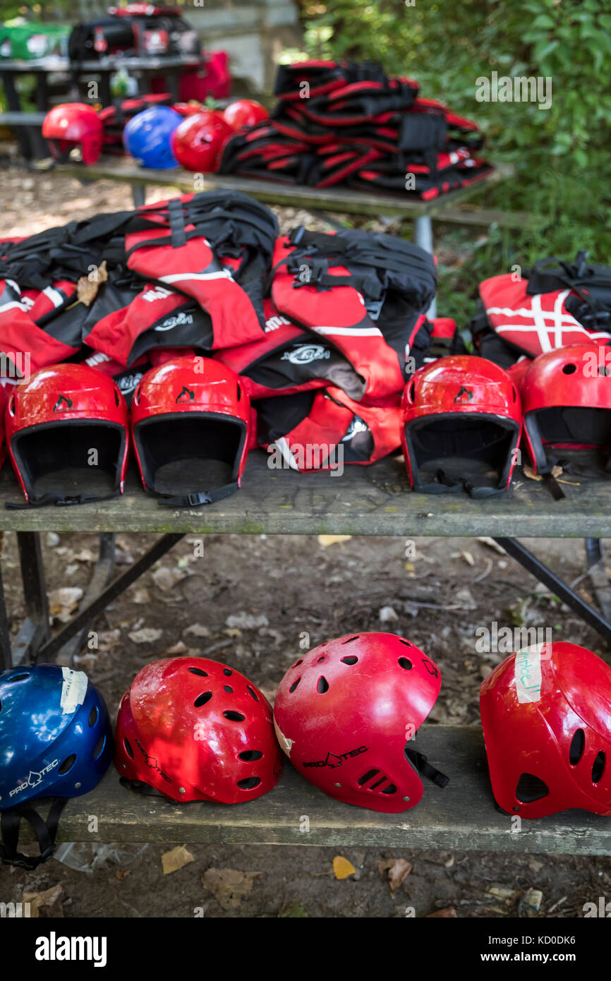 Windsor, Ontario, Kanada – Helme und Schwimmwesten für Kajakfahrer auf Peche Island, einem Stadtpark der Insel am Detroit River. Stockfoto