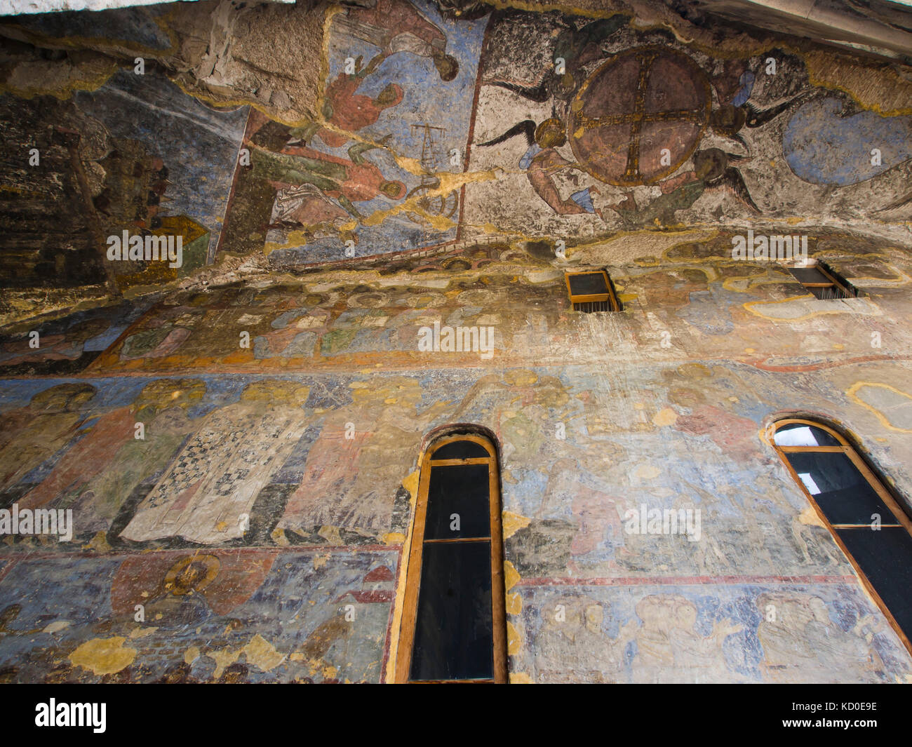 Die höhle Klosteranlage von Georgien Vardzia im Süden, Blick auf die bunten religiösen Fresken in Höhle Kirche Stockfoto