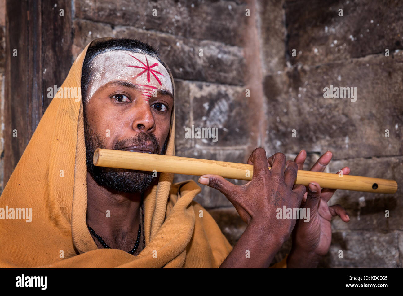 Ein sadhu oder heiligen Mann mit einer Flöte, Pashupatinath Tempel, Kathmandu, Nepal Stockfoto