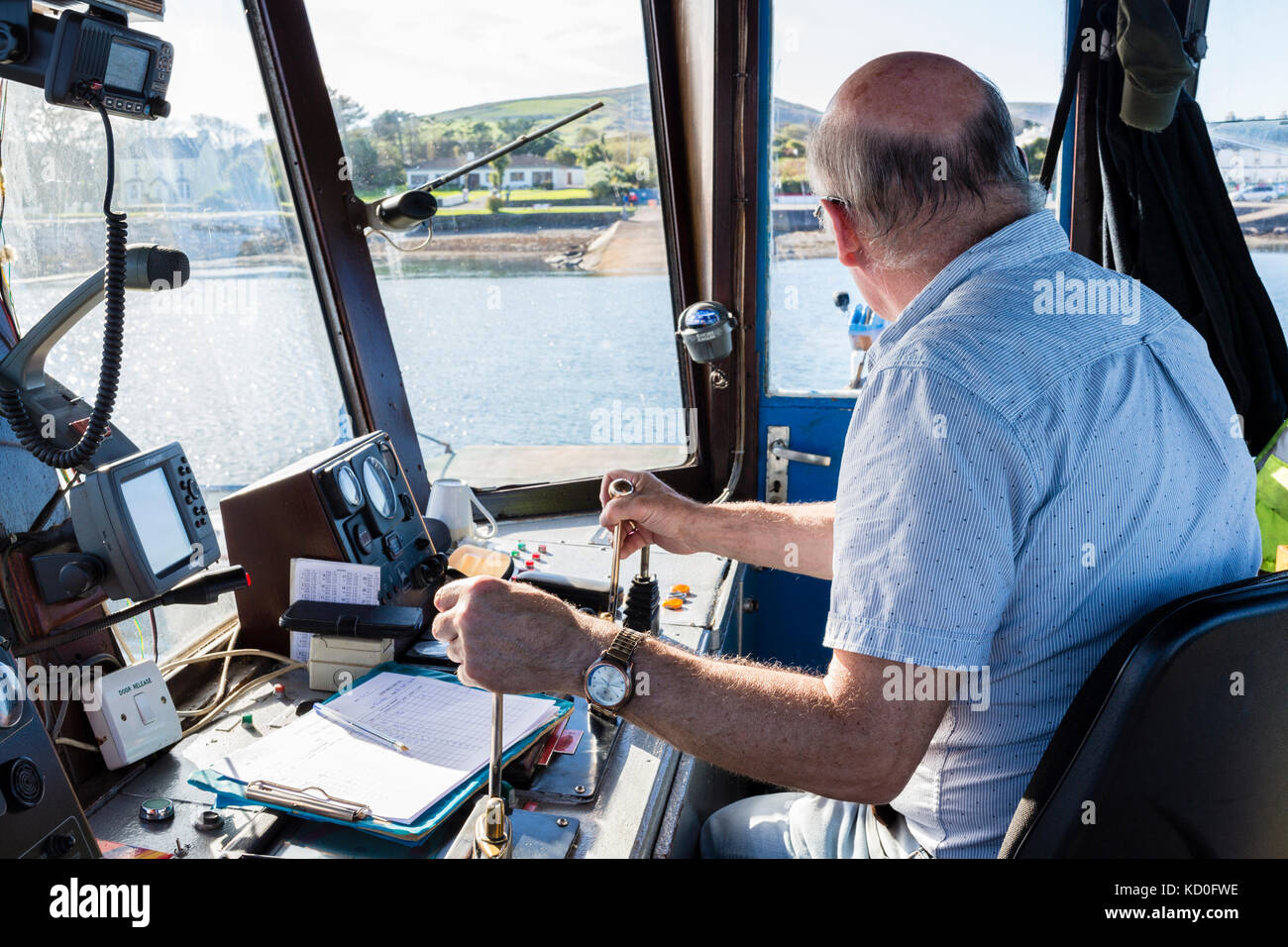 Kapitän der Valentia Island Car Ferry am Steuer Stockfoto