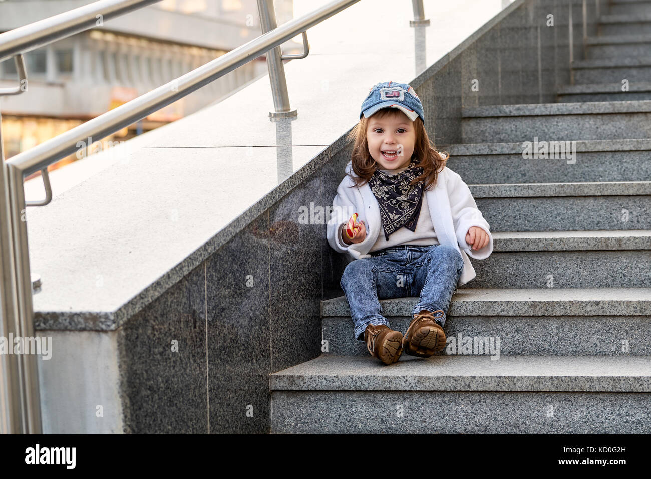 Modell Kind hip-hop sitzen auf der Treppe im Freien Stockfoto