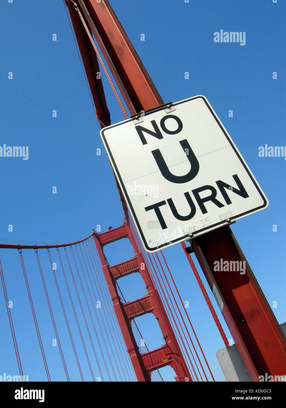 Kein u-turn Schild auf die berühmte Golden Gate Bridge in San Francisco mit blauen Himmel als Hintergrund, USA. Stockfoto