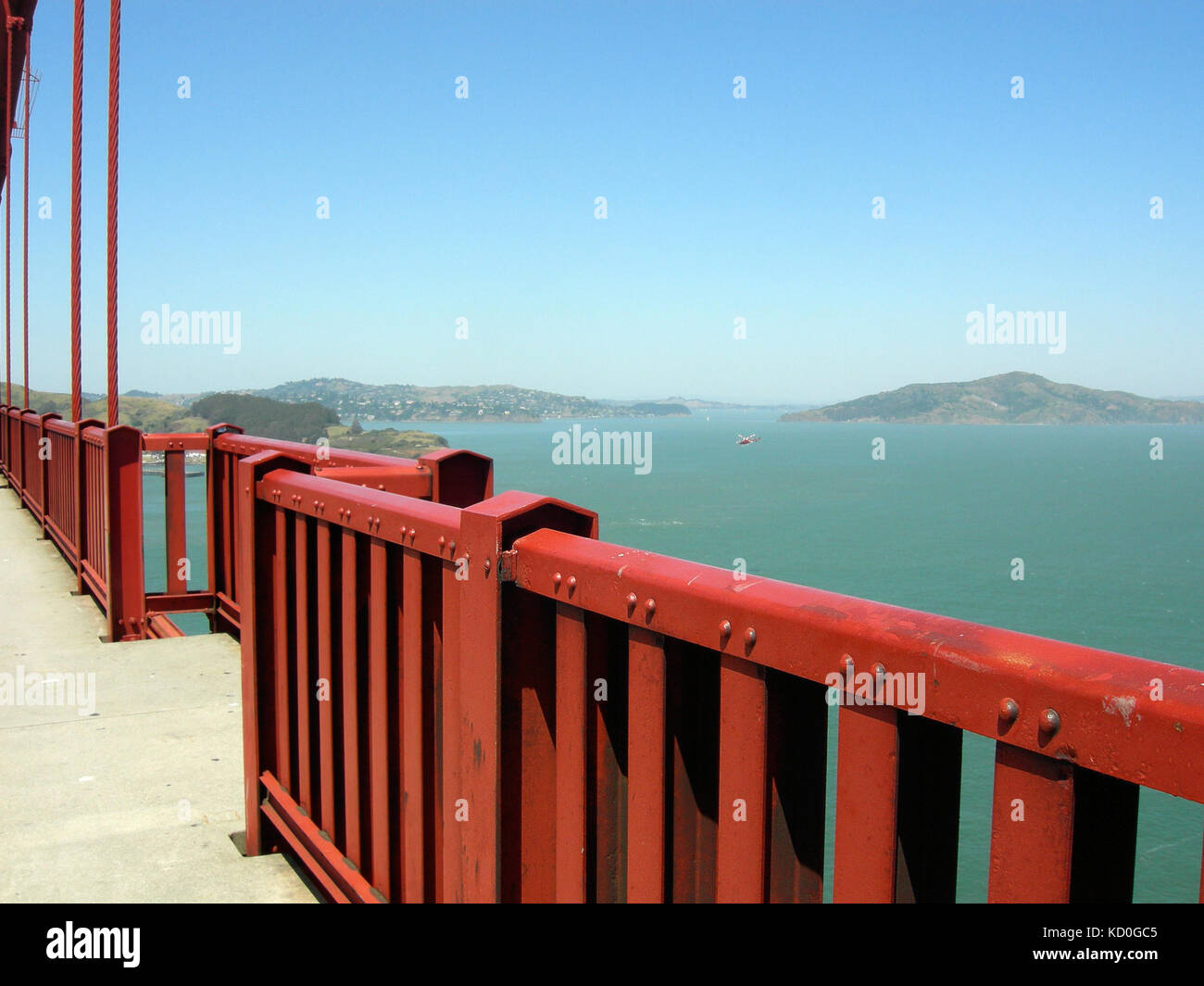 Aussicht von der berühmten Golden Gate Bridge in San Francisco mit blauen Himmel als Hintergrund, USA. Stockfoto