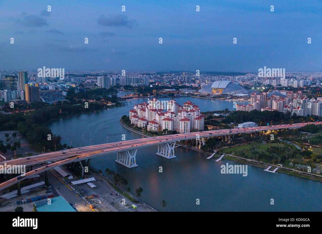 Erhöhte Stadtbild mit Autobahnbrücke und apartment Entwicklungen in der Dämmerung, Singapur, Südostasien Stockfoto