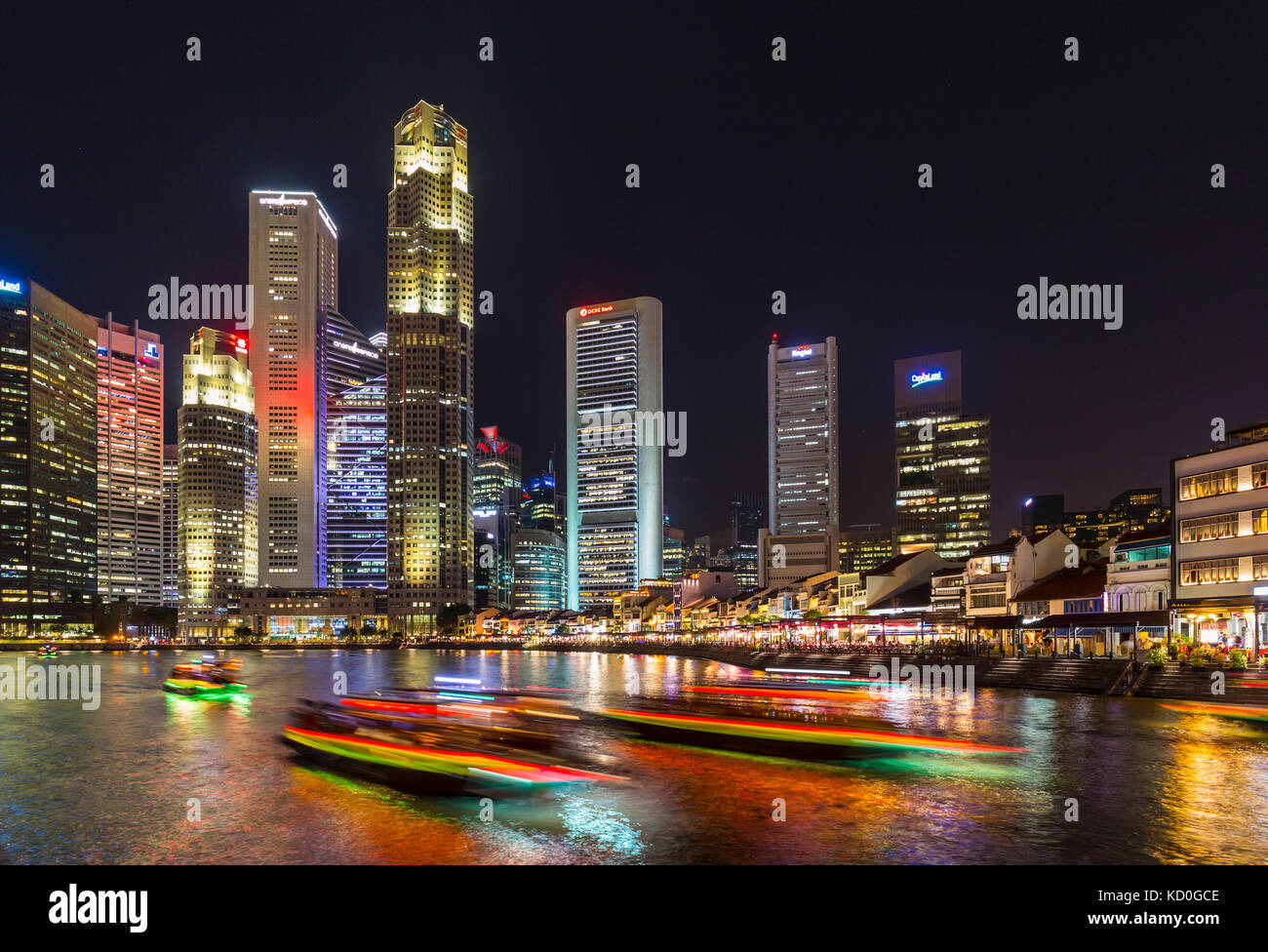Blick auf den Fluss und die Skyline von Singapur bei Nacht, Singapur, Südostasien Stockfoto