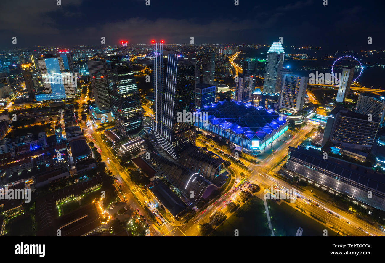 Hohen winkel Stadtbild mit Highway Traffic und die Lichter der Stadt in der Nacht, Singapur, Südostasien Stockfoto