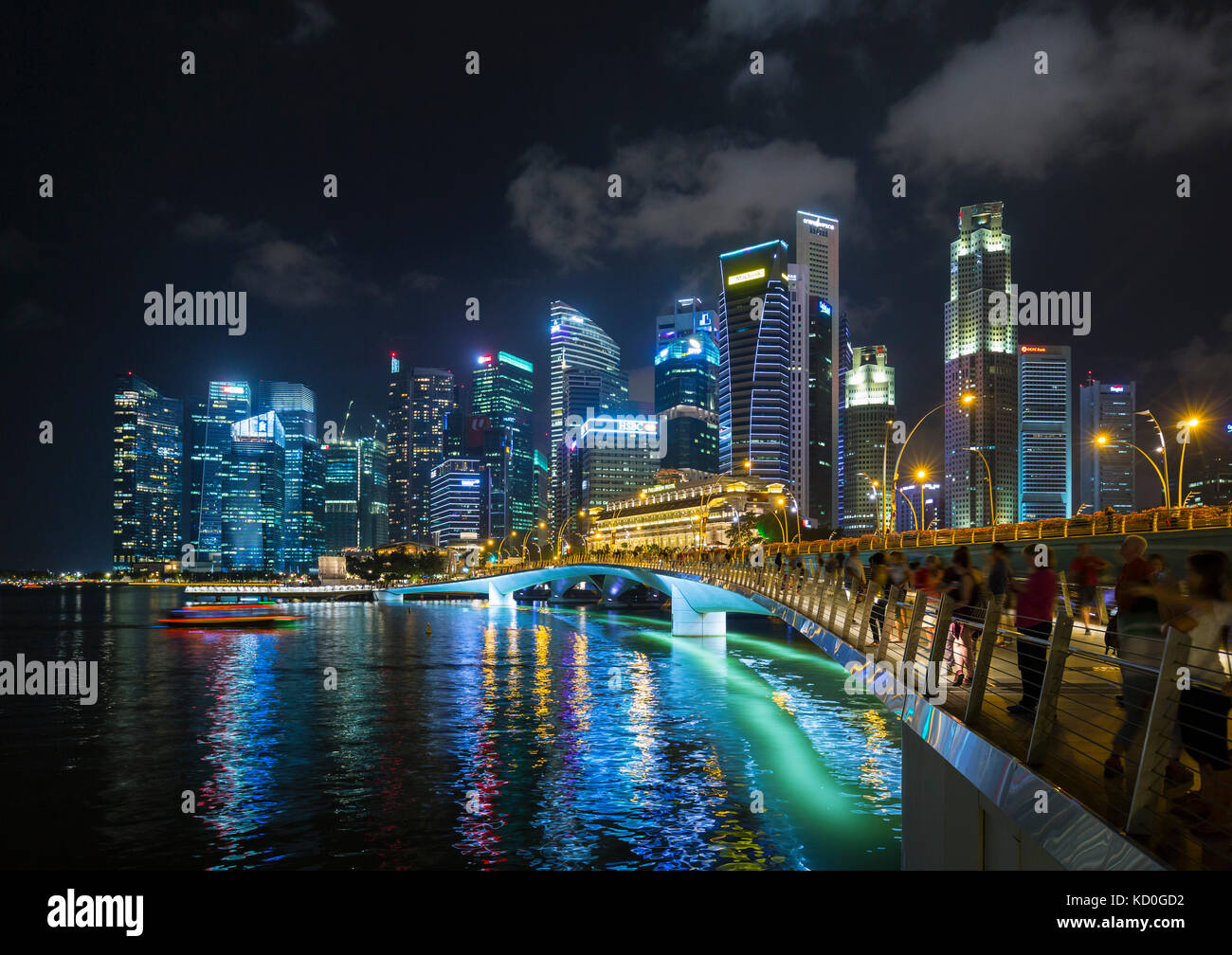 Massen von Touristen am Wasser Brücke an der Marina Bay bei Nacht, Singapur, Südostasien Stockfoto