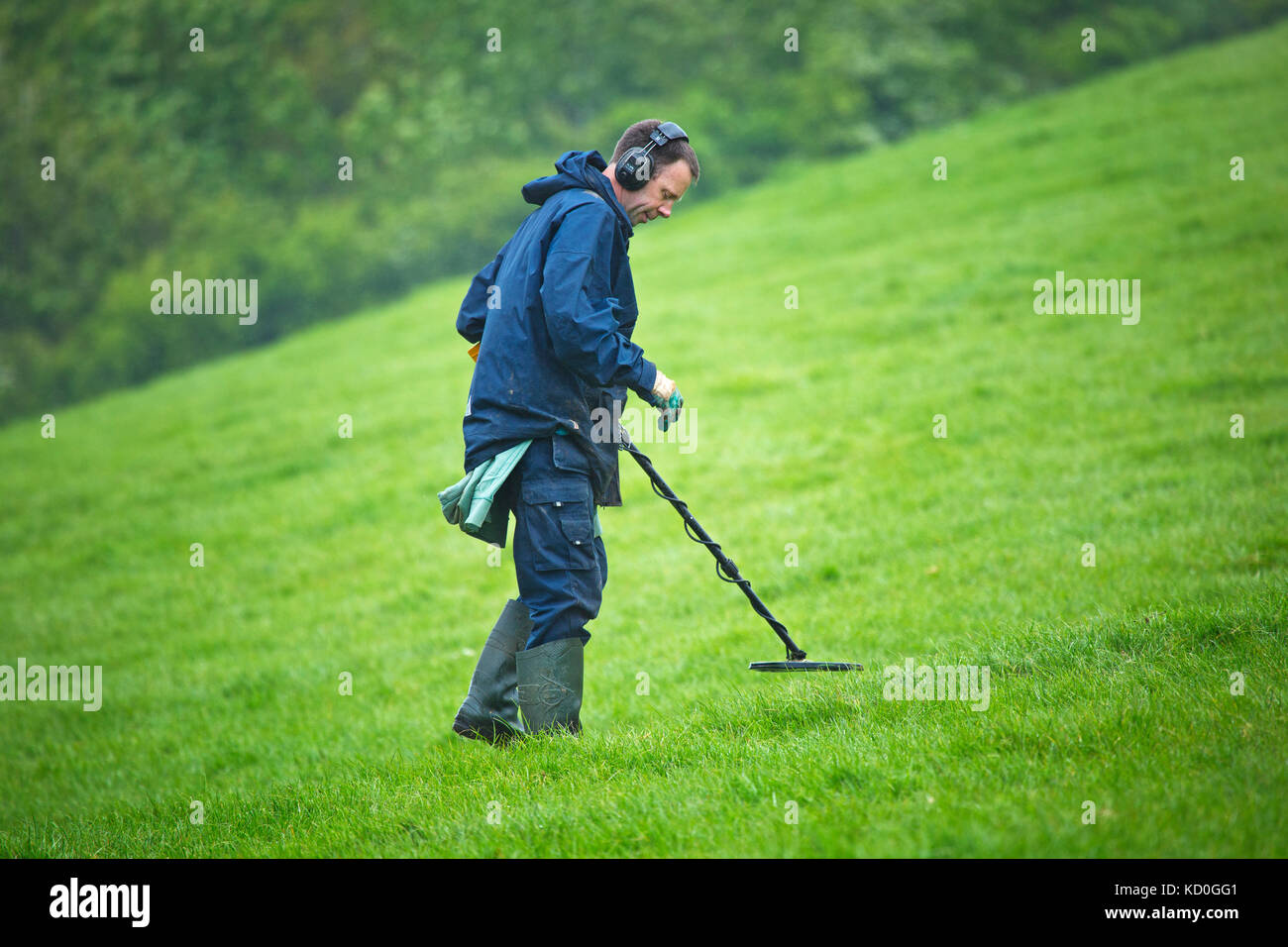 Ein Mann Metalldetektor in einem Feld in Devon Stockfoto
