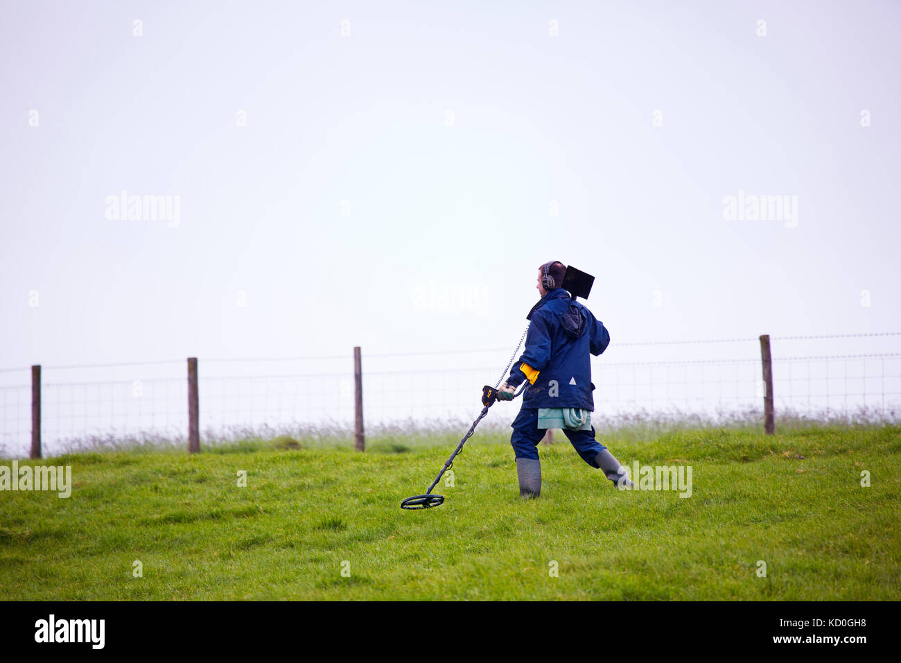 Ein Mann Metalldetektor in einem Feld in Devon Stockfoto