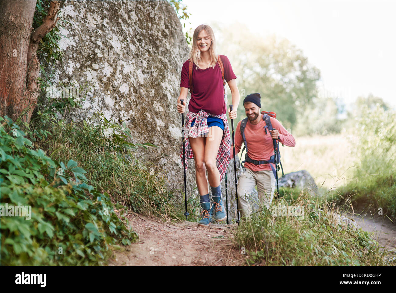 Paar mit Walking Wandern im Wald, Krakow, Malopolskie, Polen, Europa Stockfoto