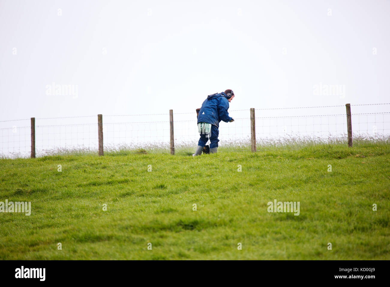 Ein Mann Metalldetektor in einem Feld in Devon Stockfoto