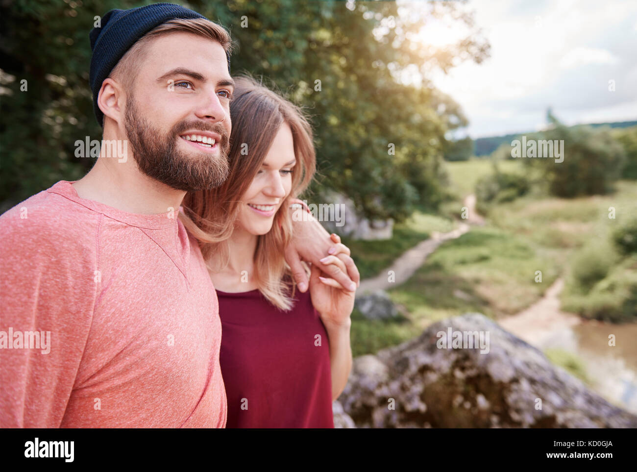 Paar in der Landschaft lächelnd, Krakow, Malopolskie, Polen, Europa Stockfoto