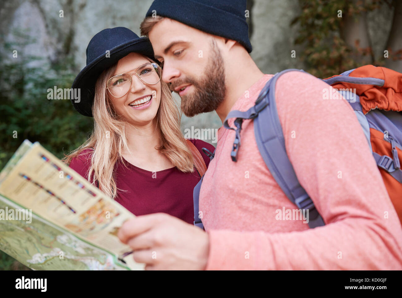 Paar an der Karte, Krakow, Malopolskie, Polen suchen, Europa Stockfoto