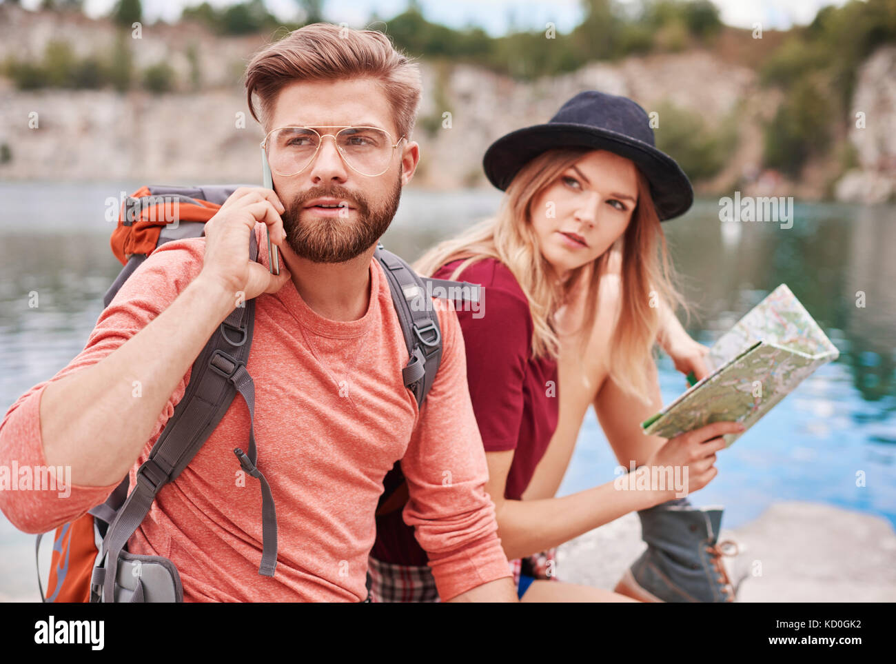 Paar mit über Mobiltelefon, Krakow, Malopolskie, Polen Landkarte, Europa Stockfoto