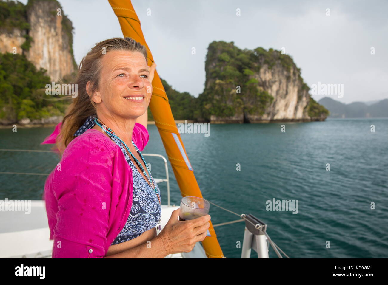 Frau Segeln yacht weg schauen lächelnd, Ko Hong, Thailand, Asien Stockfoto