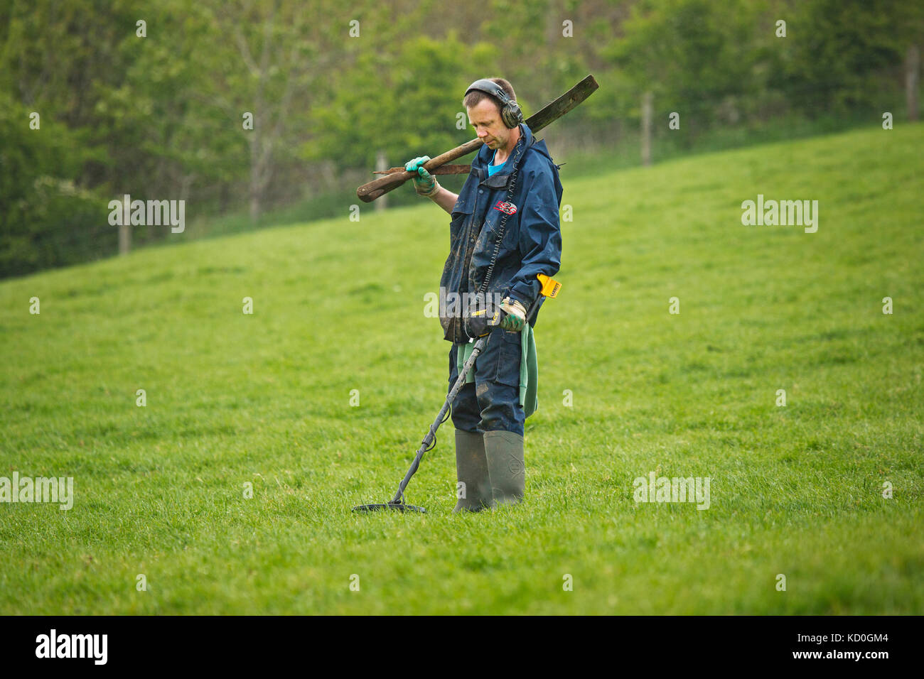 Ein Mann Metalldetektor in einem Feld in Devon Stockfoto