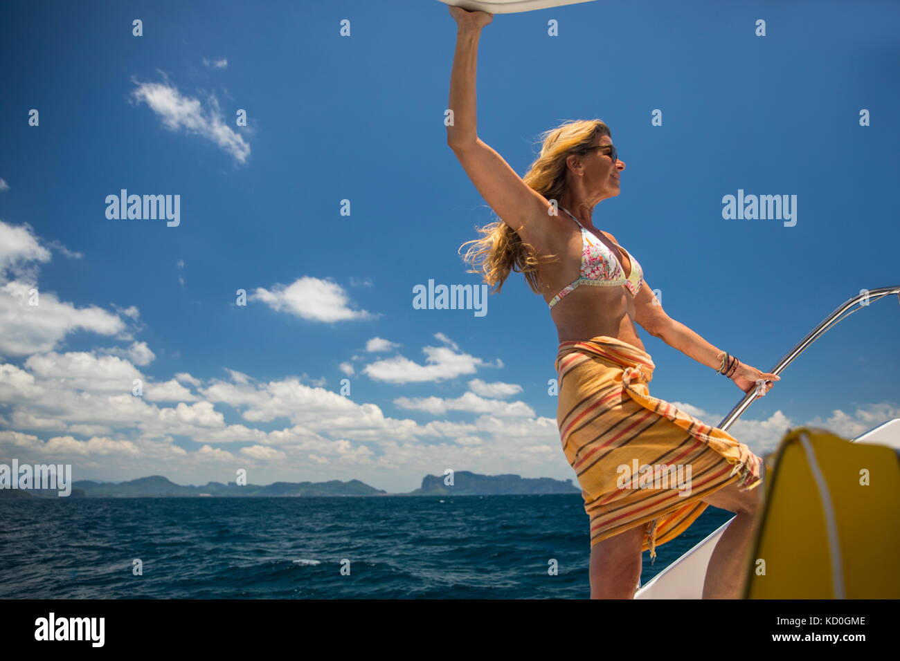 Frau entspannend auf Yachtcharter, Ban Koh Lanta, Krabi, Thailand, Asien Stockfoto