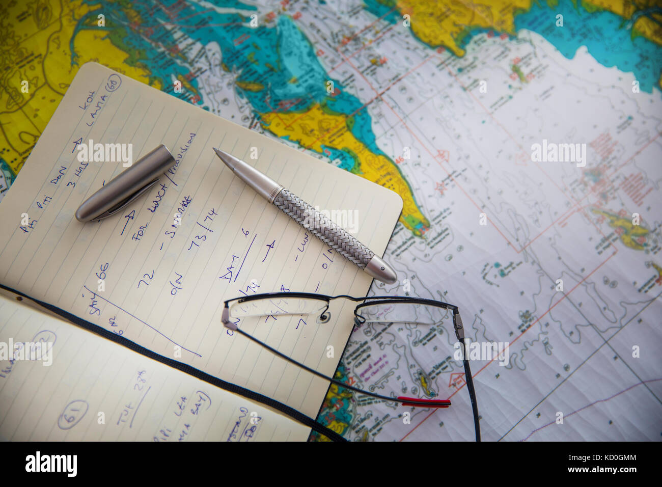 Stift, Lesebrillen und Notebook der Karte Stockfotografie - Alamy