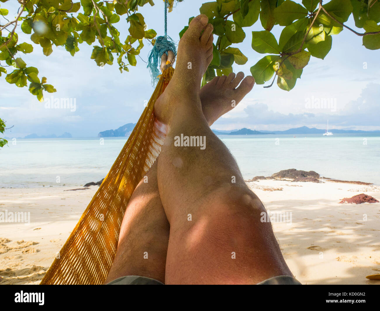 Männerbeine in der Hängematte am Strand, KOH Kradan, Thailand, Asien Stockfoto