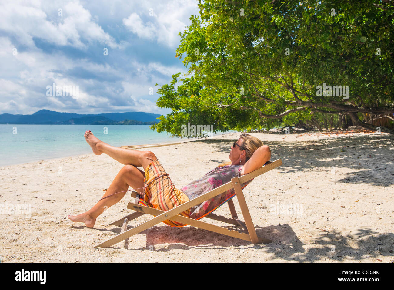 Frau liegend im Liegestuhl am Strand, Koh Rang Yai, Thailand, Asien Stockfoto