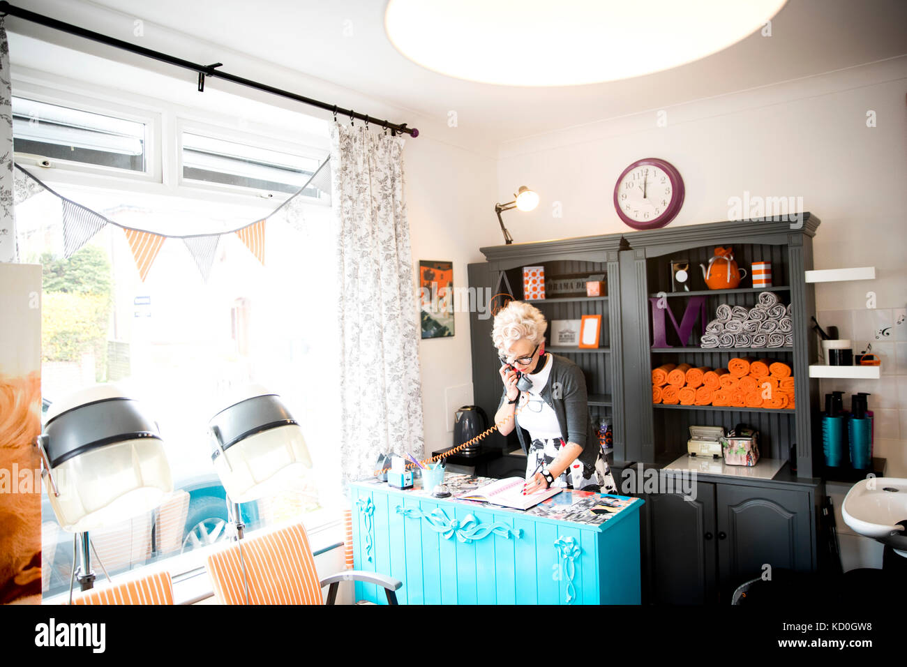 Die Frau an der Rezeption der schrulligen Friseursalon Stockfoto