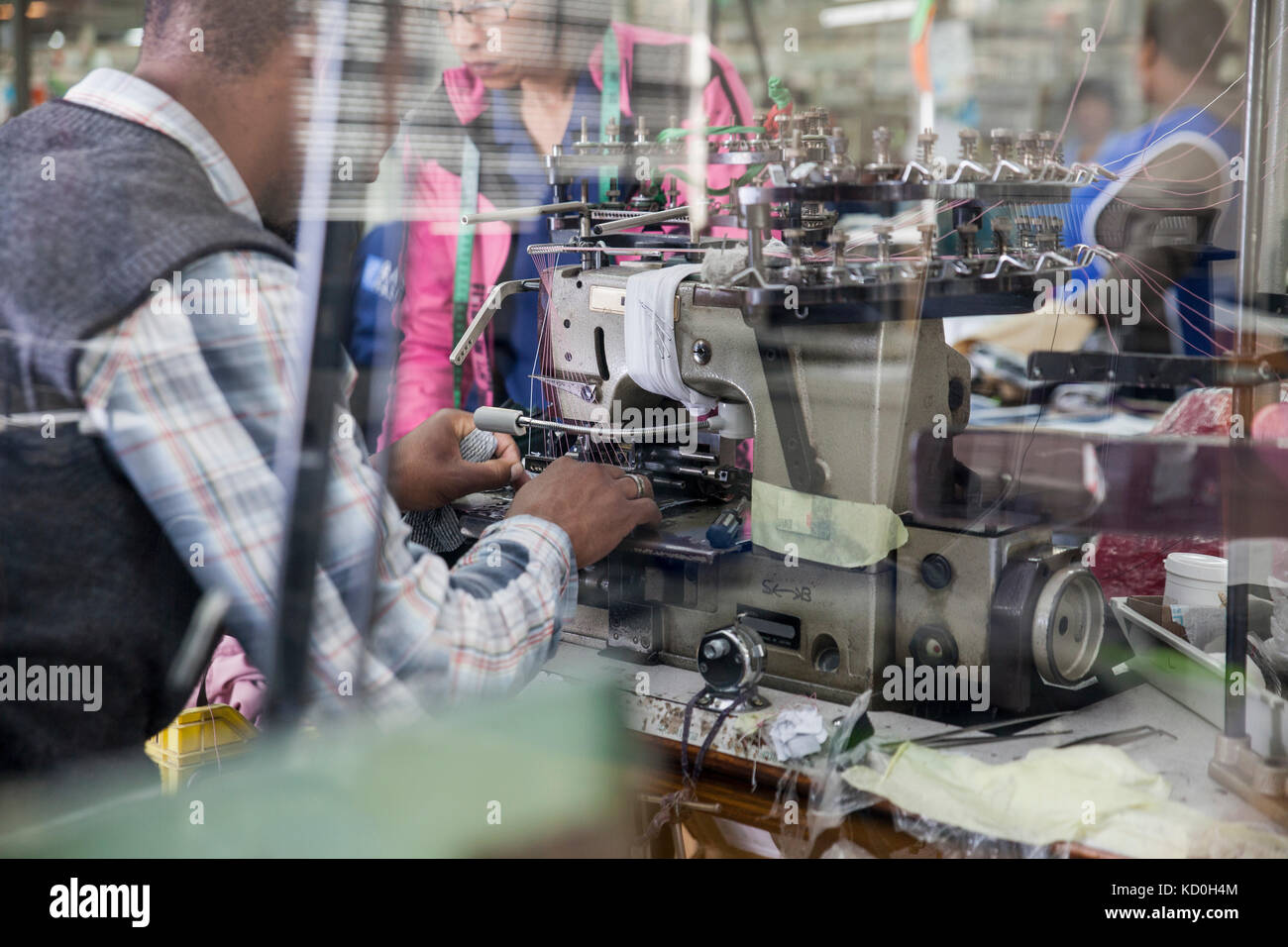 Wartung Mann arbeiten an industriellen smocking Nähmaschine, Kapstadt, Südafrika Stockfoto