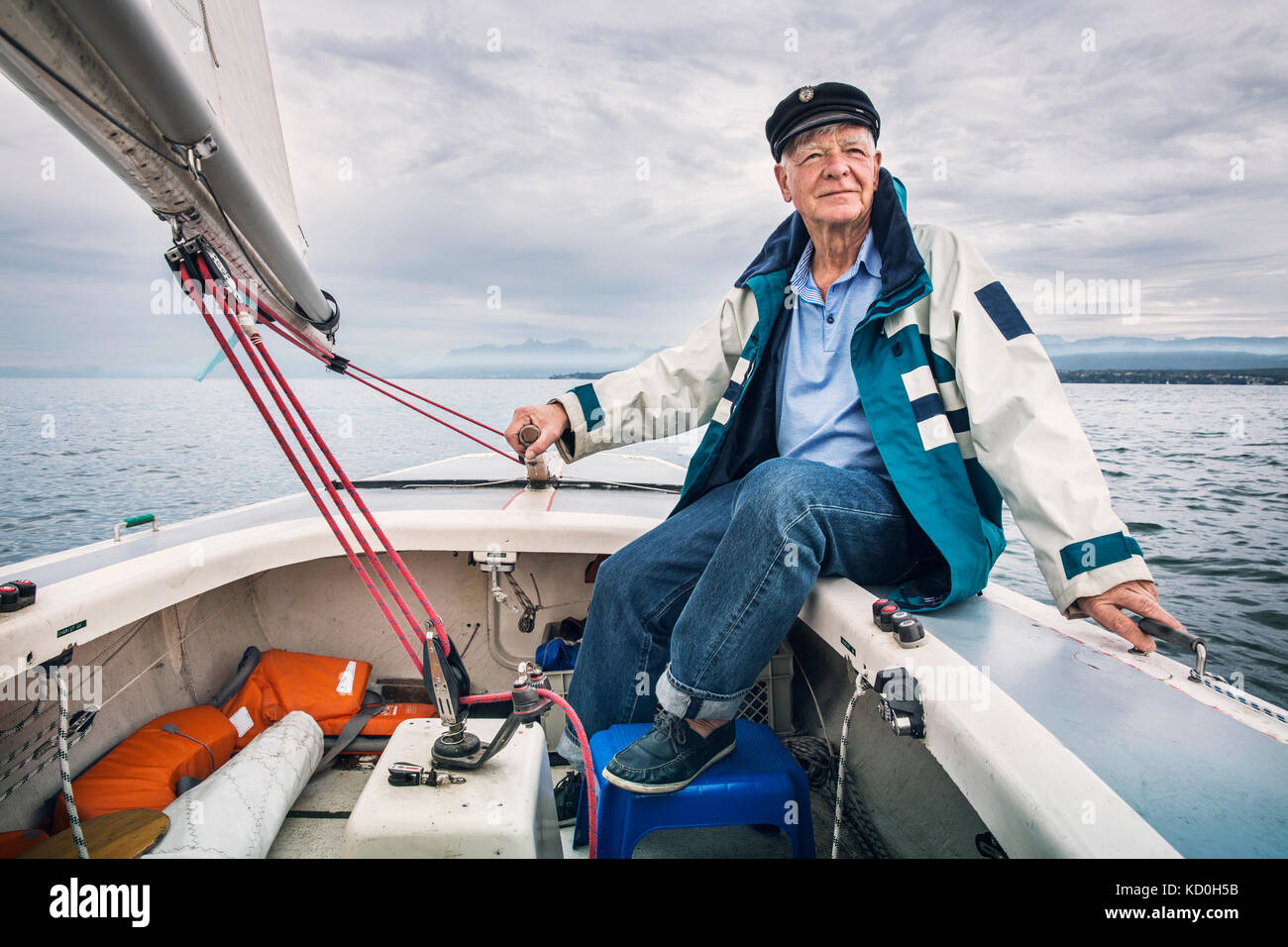 Mann im Boot am Genfer See, Genf, Schweiz Stockfoto