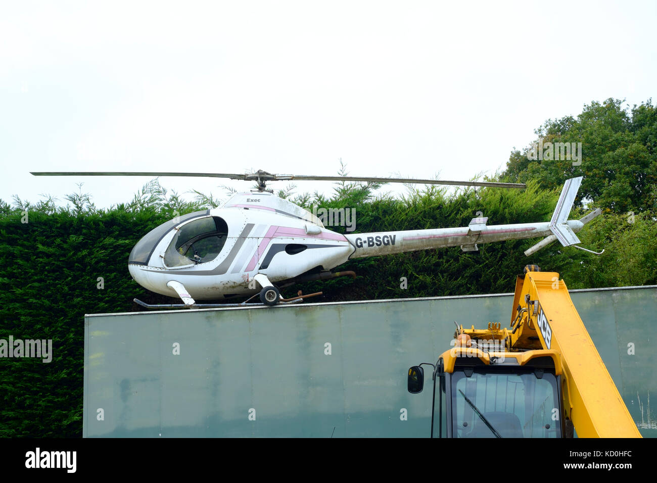Die Hülle eines verschrottet Executive rotorway Hubschrauber g-bsgv auf statischen Anzeige an einer 1 Auto Ersatzteile Schrottplatz barkham England Großbritannien Stockfoto