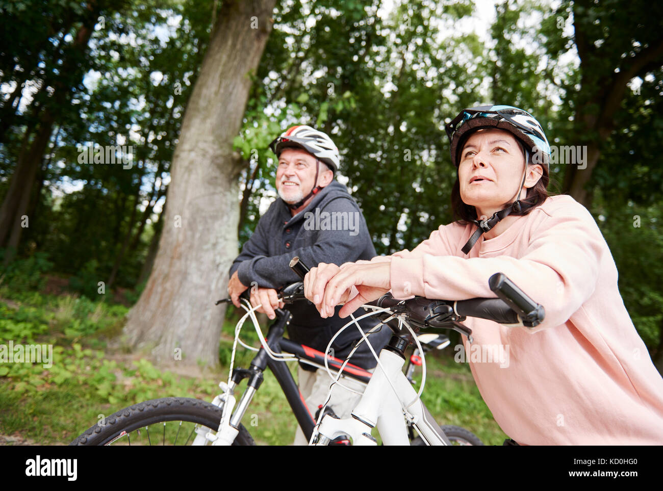 Reifes Paar entlang des ländlichen Weg mit Fahrrädern, Anzeigen suchen Stockfoto