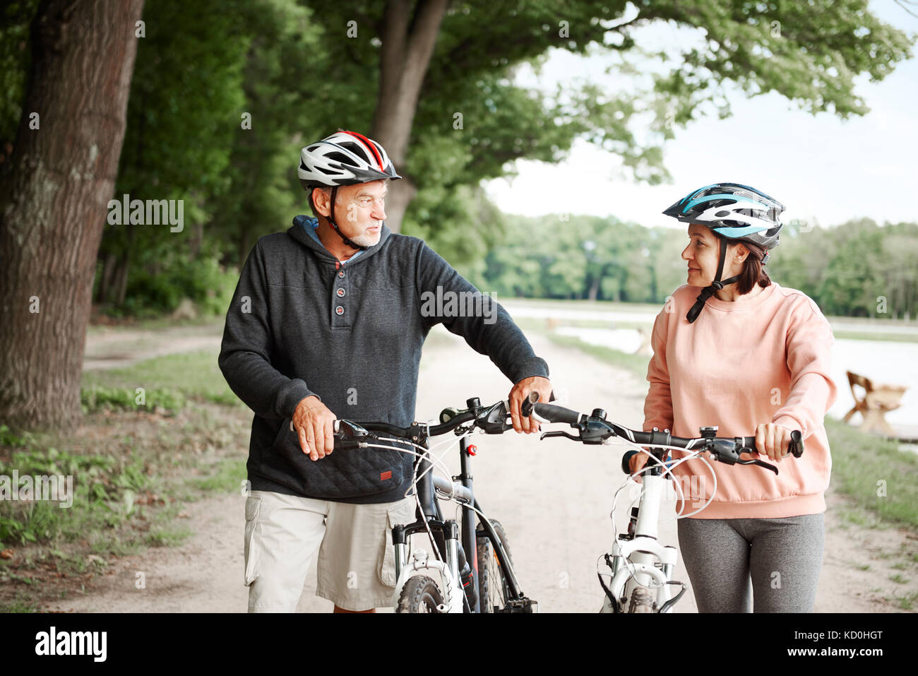 Reifes Paar entlang des ländlichen Weg mit Fahrrädern Stockfoto