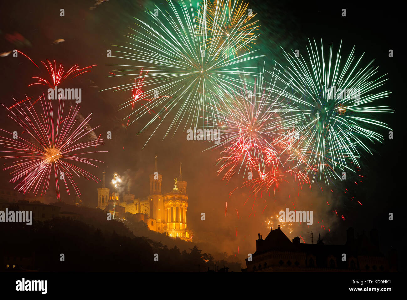 Feuerwerk auf dem Hügel von Fourviere in Lyon Stadtzentrum für den französischen Nationalfeiertag Stockfoto