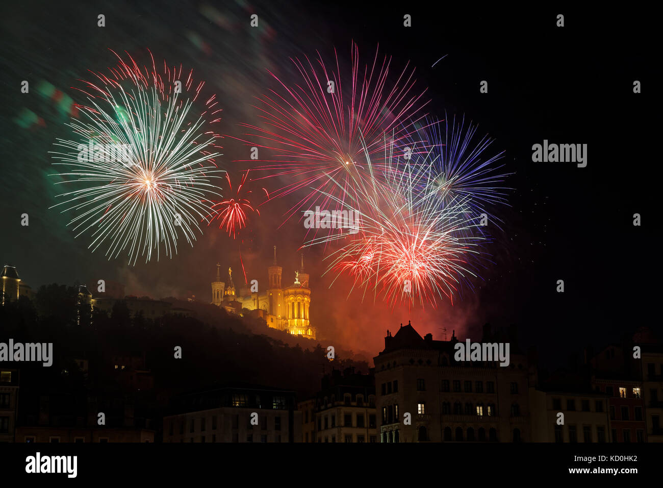 Feuerwerk auf dem Hügel von Fourviere in Lyon Stadtzentrum für den französischen Nationalfeiertag Stockfoto