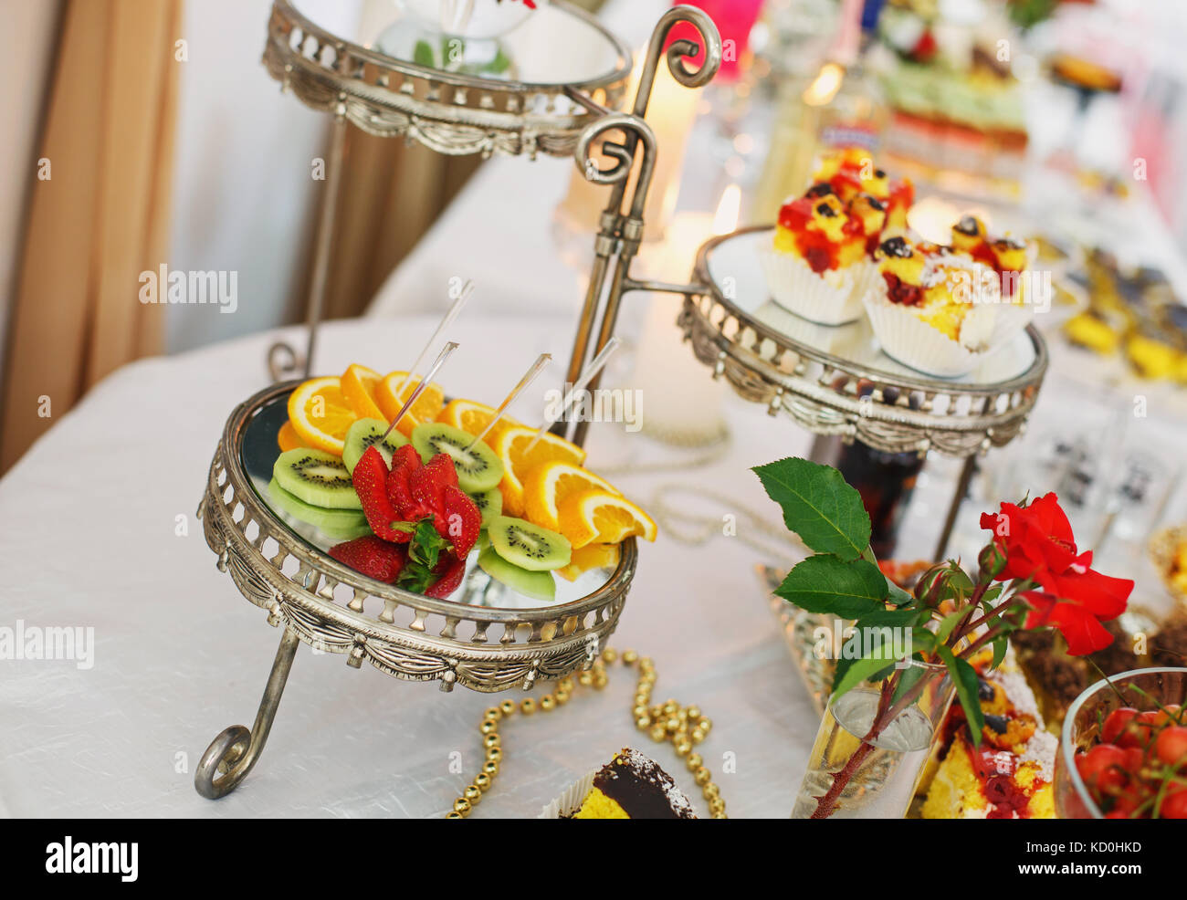 Fancy Obst serviert Buffet auf luxuriösen Party Tisch im Restaurant. Stockfoto