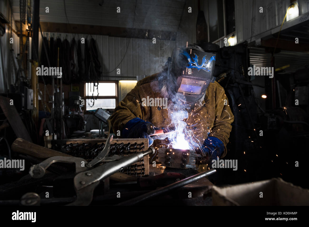 Schmied in Schweißen Maskenschweissen Metall in der Werkstatt Stockfoto