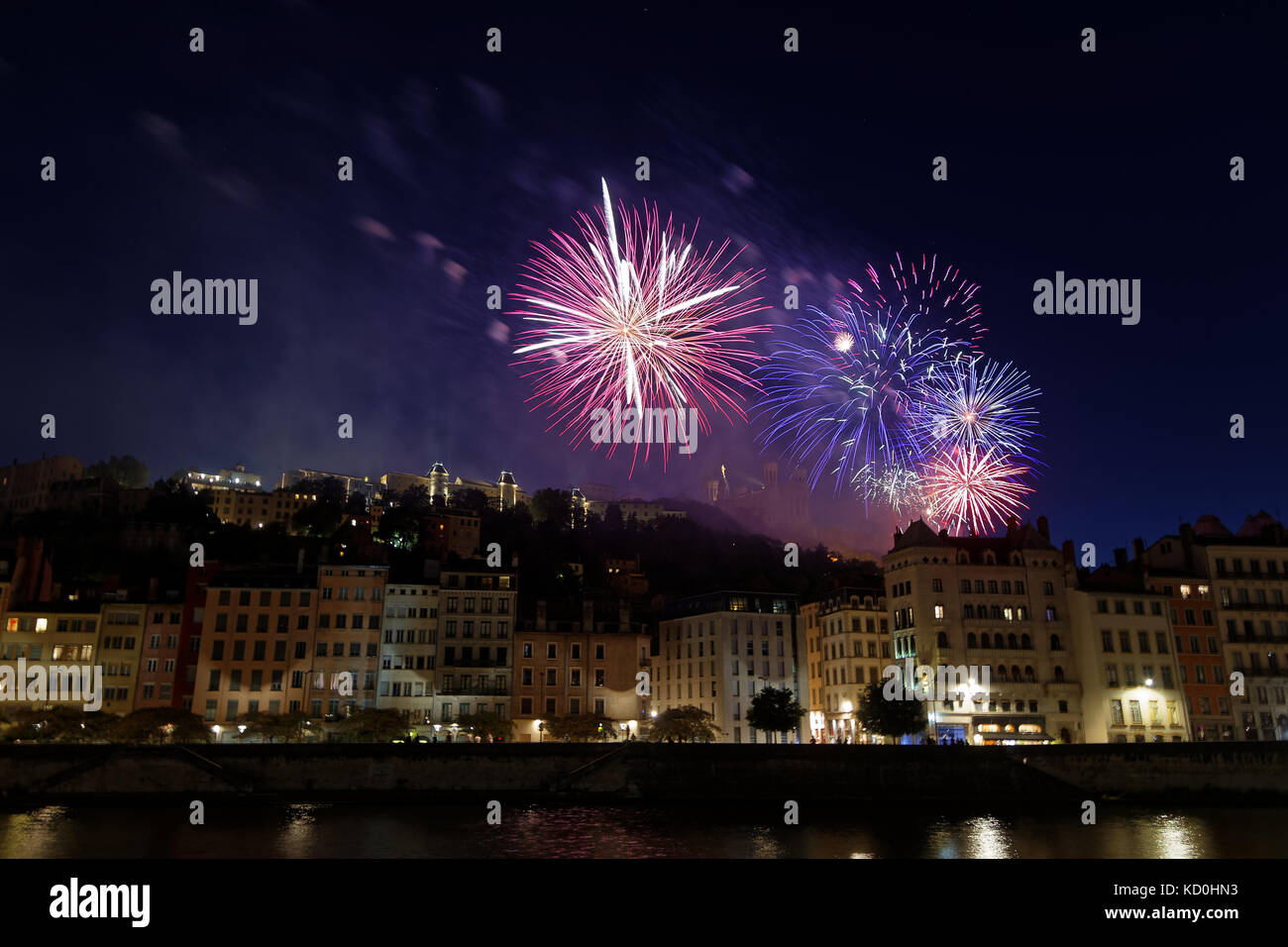 Feuerwerk auf dem Hügel von Fourviere in Lyon Stadtzentrum für den französischen Nationalfeiertag Stockfoto