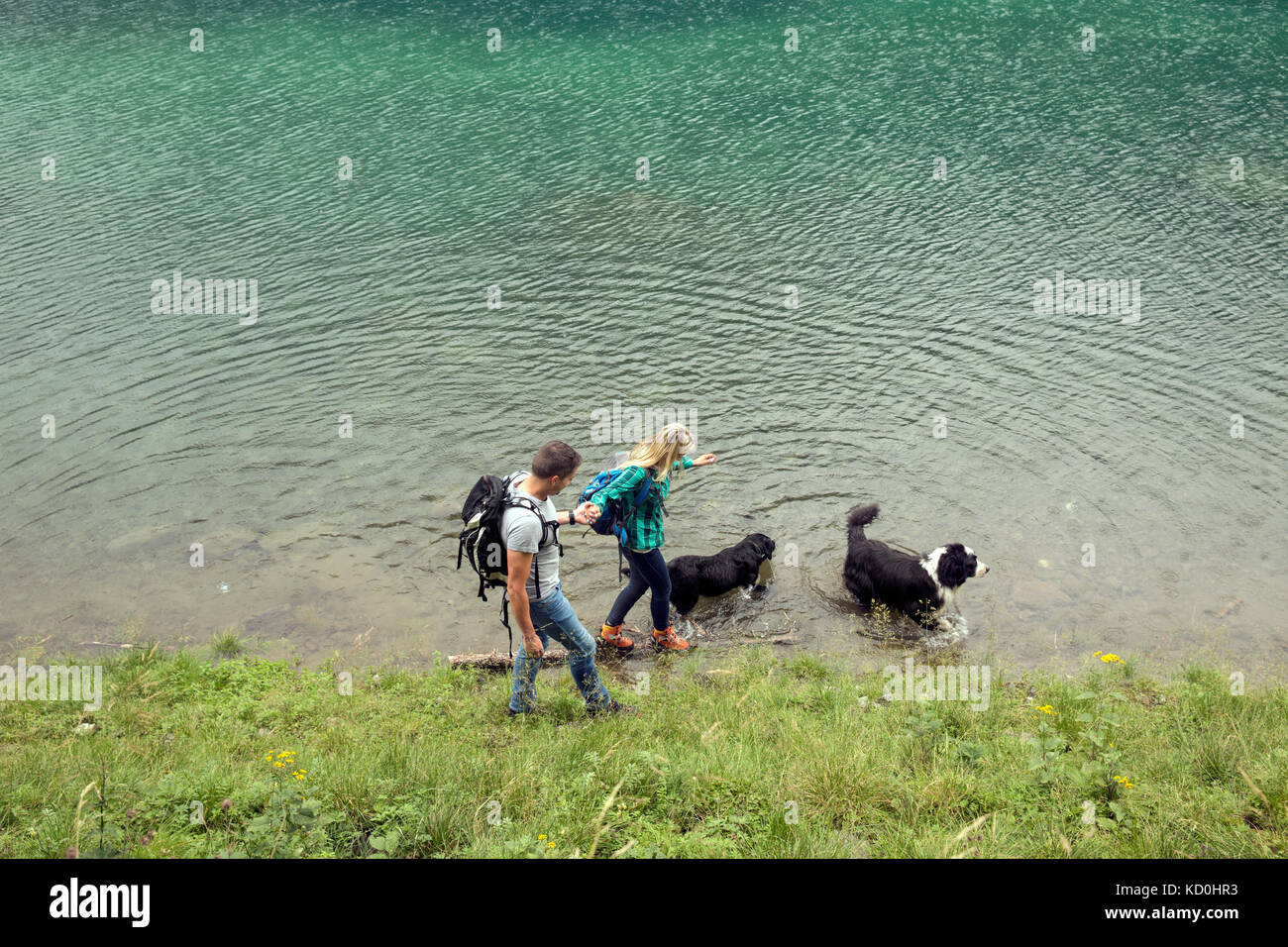 Paar mit Hunden Wandern am See, Tirol, Steiermark, Österreich, Europa Stockfoto