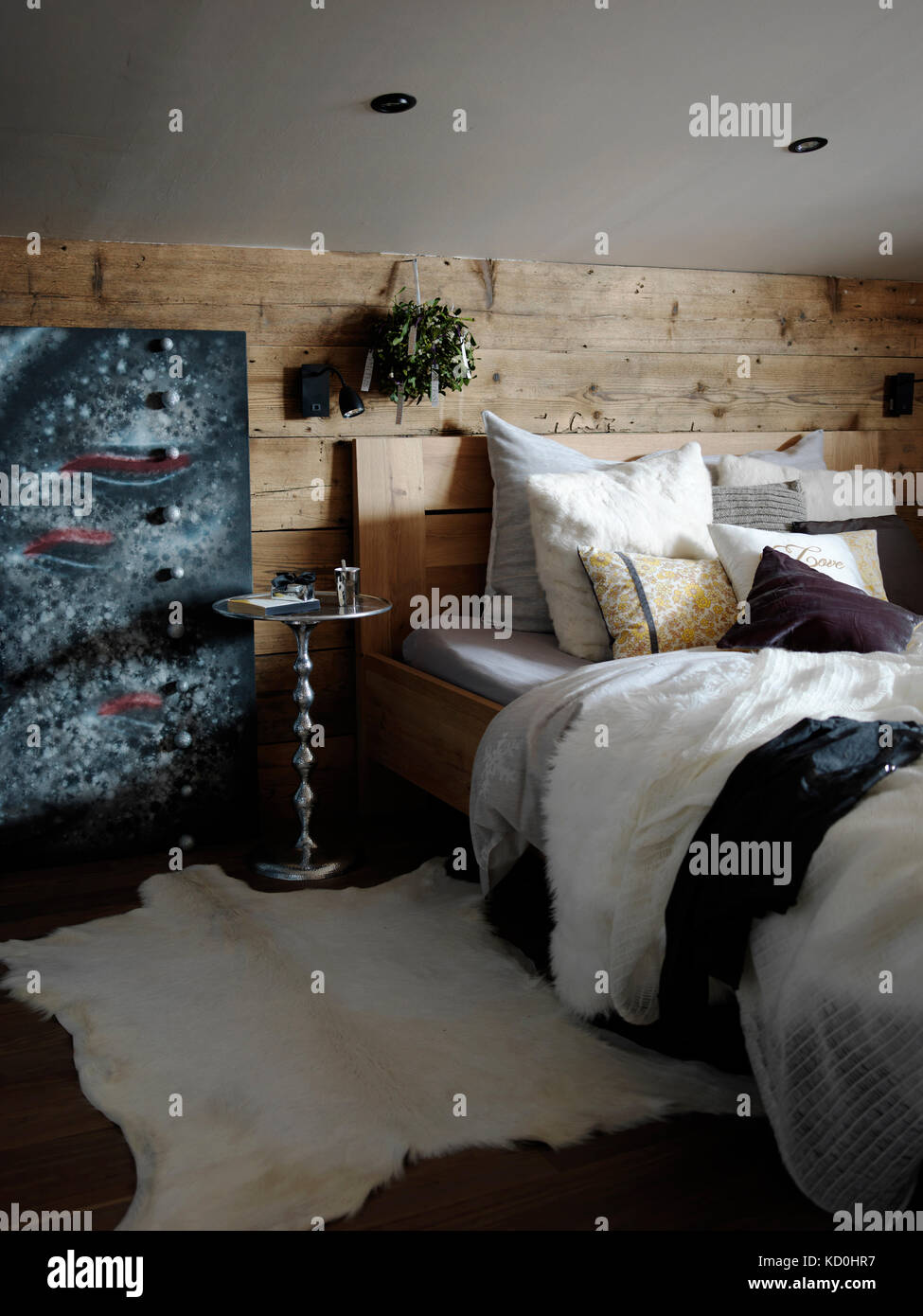 Schlafzimmer Innenraum, Holz bedeckt Wand hinter Bett Stockfoto