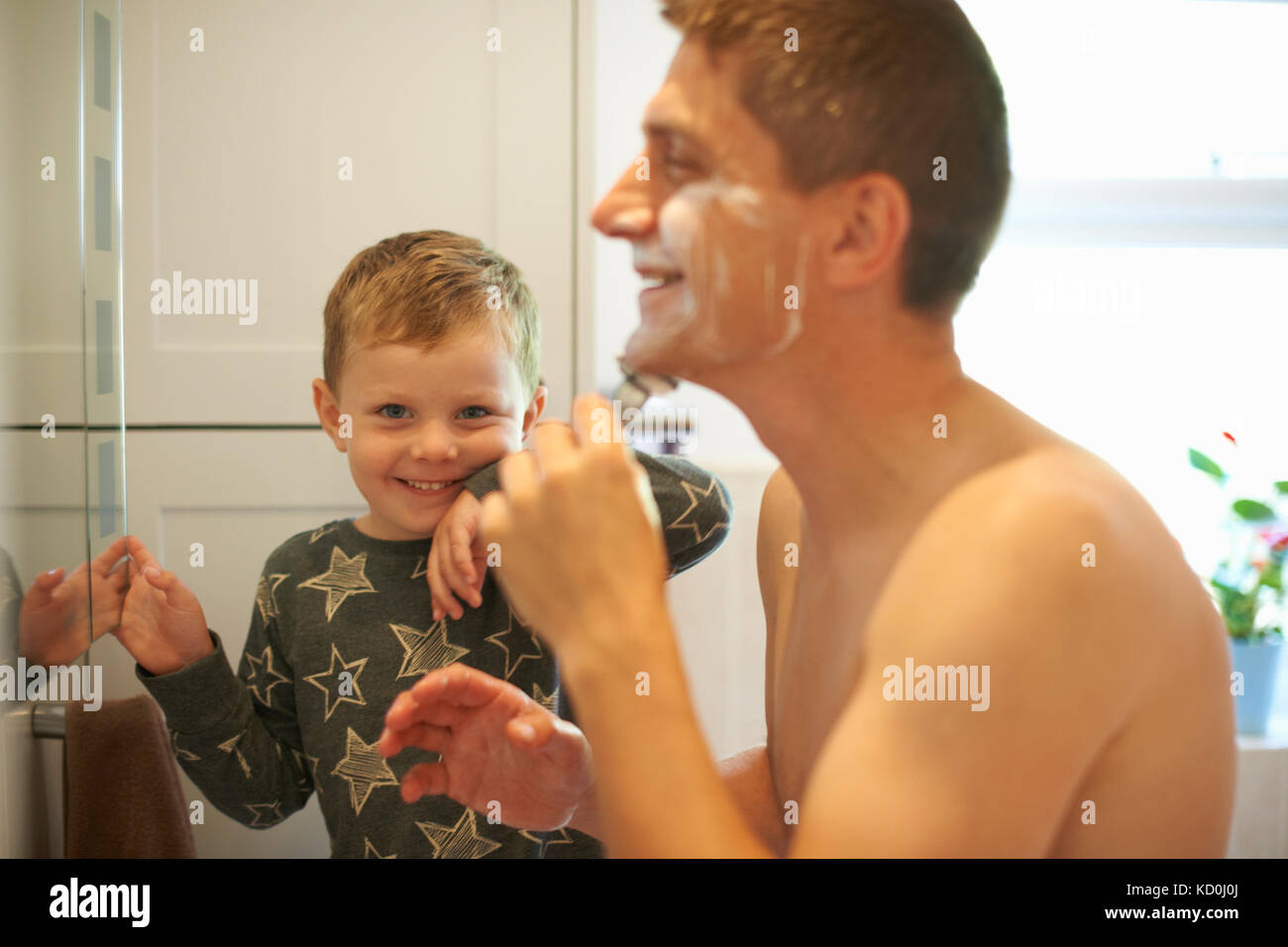 Portrait von Jungen in Bad mit Vater rasieren Stockfoto