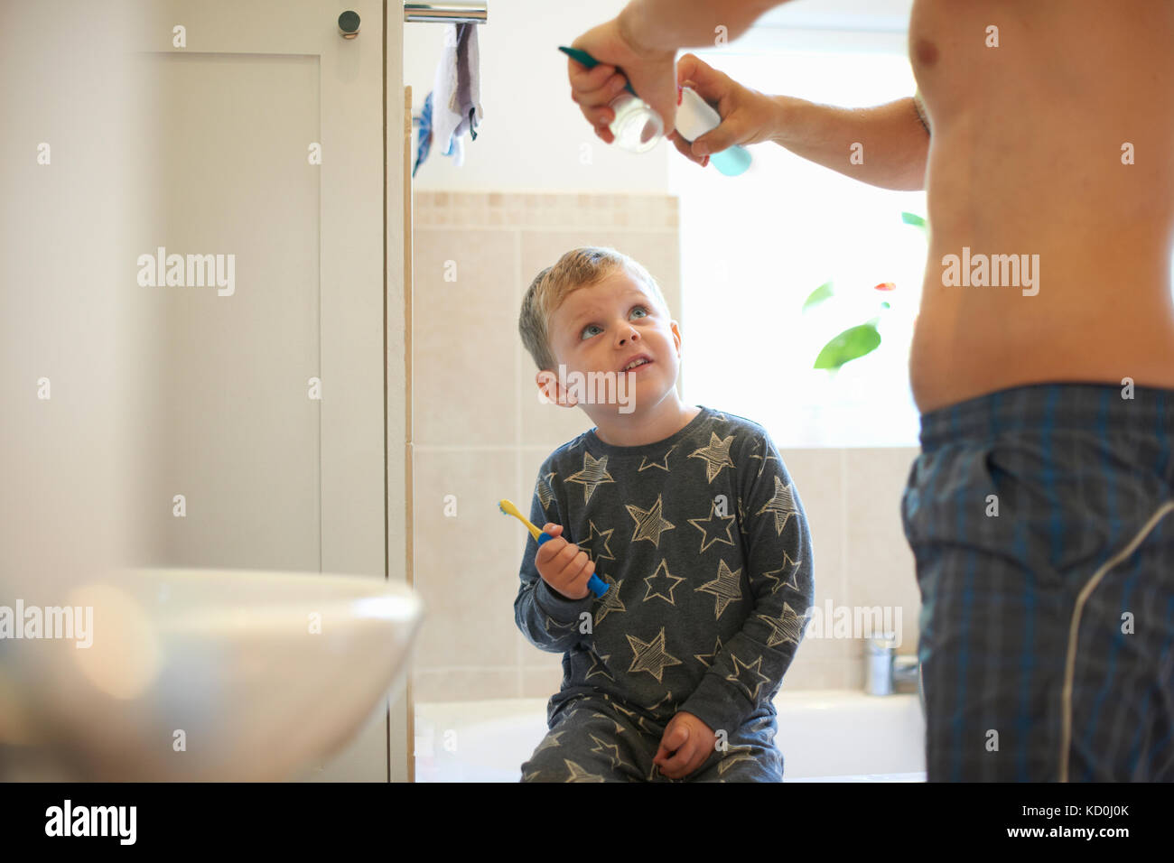 Jungen in Bad mit Vater vorbereiten die Zähne zu putzen Stockfoto