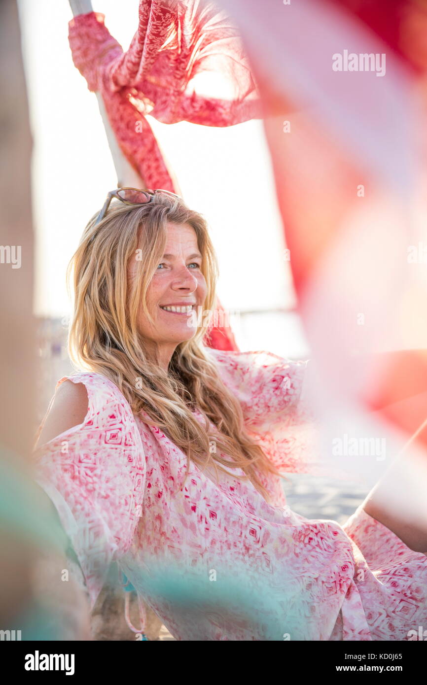Portrait von Frau sitzt am Strand weg schauen lächelnd, Palma de Mallorca, Balearen, Spanien, Europa Stockfoto