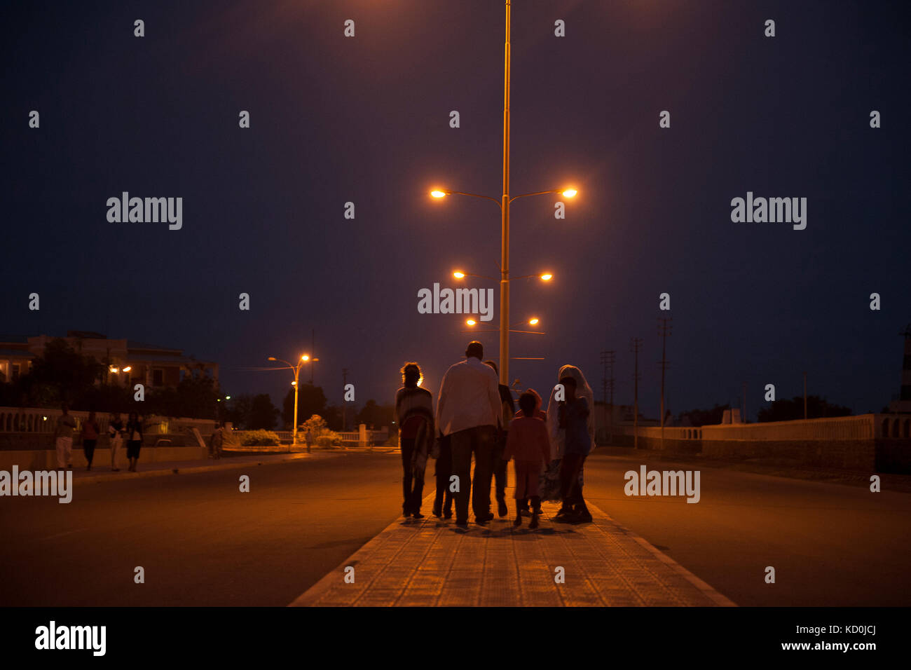 Une famille rentre chez elle après avoir passé la soirée au Centre ville de Massawa. März 2013. Eine Familie geht nach Hause, nachdem sie Zeit im Cen verbracht hat Stockfoto
