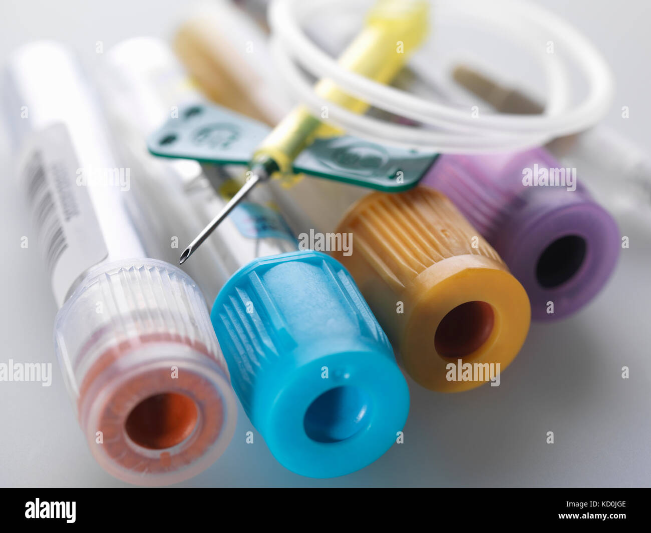 Eine Vielzahl von medizinischen Proben einschließlich Blut und Chemie mit einem Blutentnahmeset Stockfoto