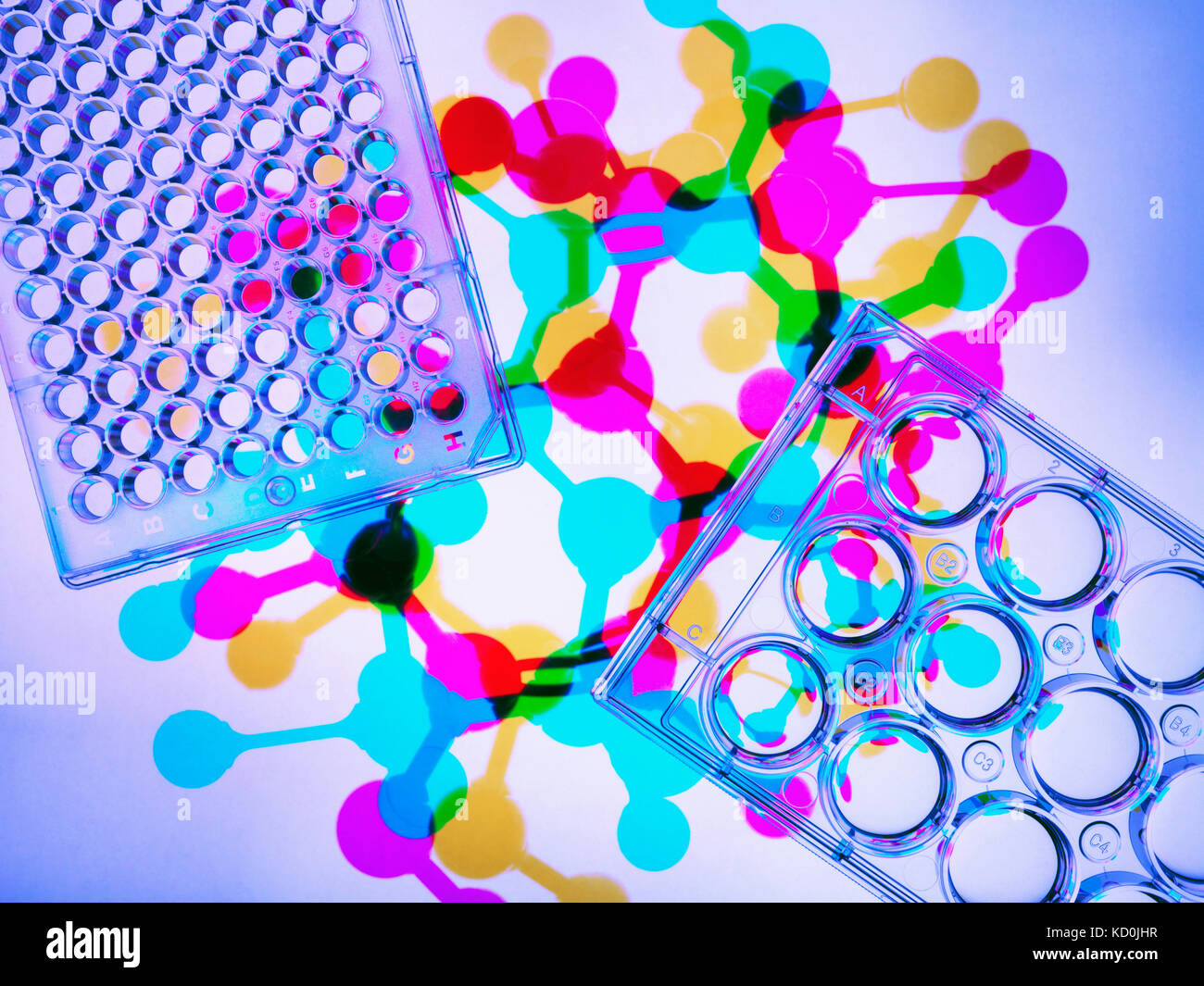 Fotogramm, pharmazeutische Forschung. Mikrotiterplatten mit Proben, molekulare Modell der Droge Formel im Hintergrund Stockfoto