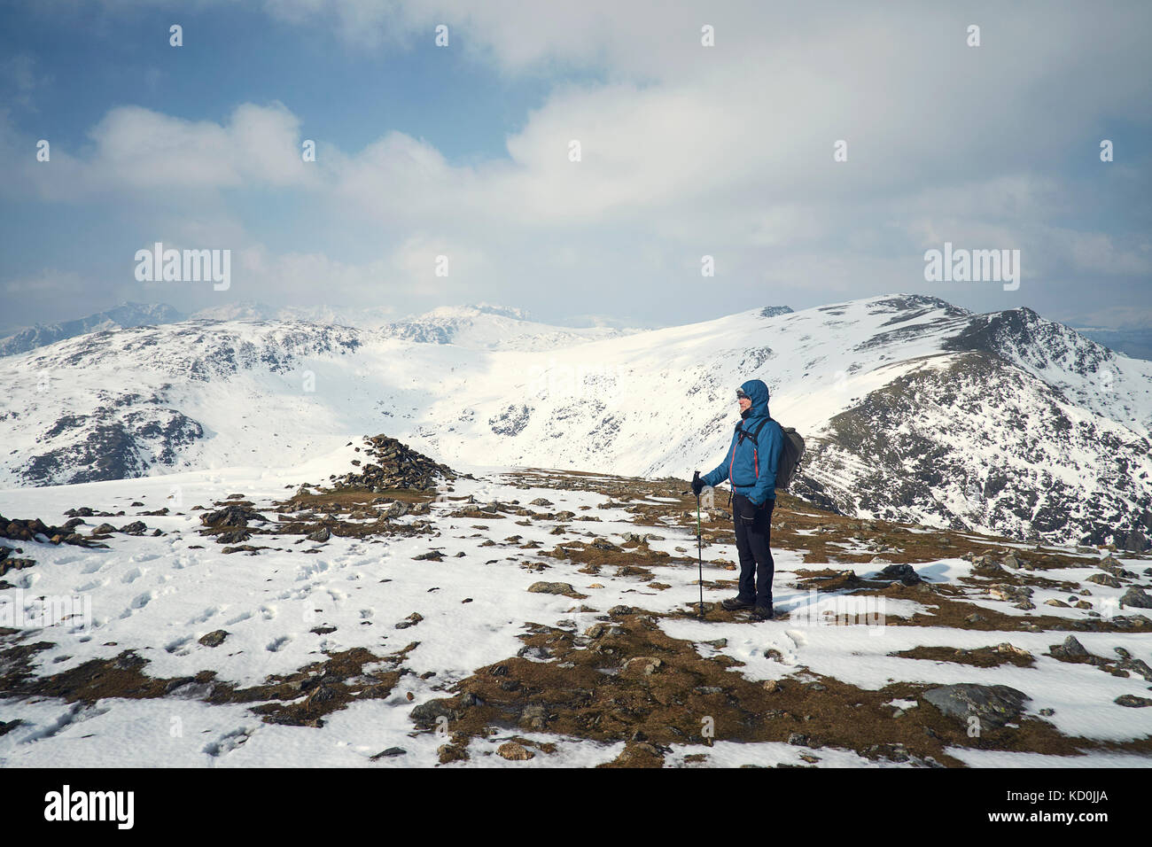 Wanderer auf Schnee - Berg, Coniston, Cumbria, Vereinigtes Königreich Stockfoto